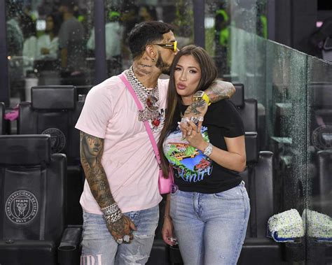 Anuel y su novia Laury: besos y apapachos en el partido de Messi