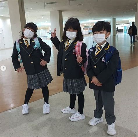 An elementary school uniform's outrageous price tag of 1 million KRW (809 USD) is causing a stir ...