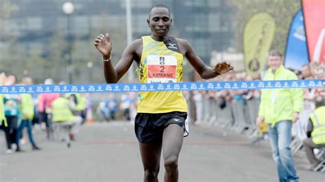 Kipsang breaks marathon world record in Berlin