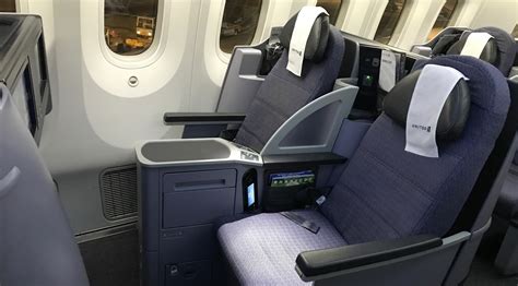 Review: United Airlines 787-9 First Class Houston to Los Angeles - The ...