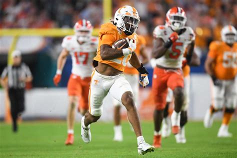 Jaylen Wright Signs NIL Deal, Remains with Tennessee Football - Sports Illustrated Tennessee ...