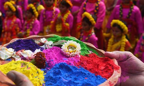 What coronavirus? Revellers across Asia celebrate Holi with colours, dance - Pakistan - DAWN.COM