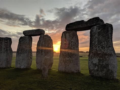 Seeing the sunrise at Stonehenge was an incredible experience : pics