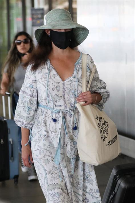 Ashley Judd wears lone Croc to airport after leg injury