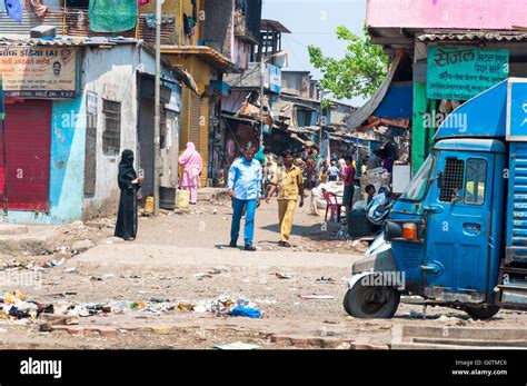 Mumbai, India street scene slum area Stock Photo - Alamy