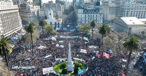 Argentines rally at Plaza de Mayo against attack on CFK : r/collapsidax