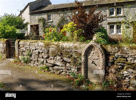 An old well in the village of Middleton-by-Youlgrave, Peak District ...