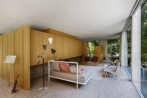 Mies’s iconic Farnsworth House goes back to its original interiors for new show - The Spaces