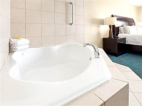 8 Hotel Rooms with Jacuzzi in Fargo - Anna Holt's Guide 2023