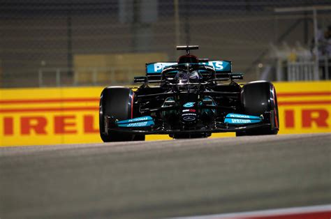 Lewis Hamilton Berjuang Membawa Mercedes AMG Petronas di Grand Prix ...