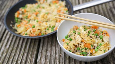 Gebratener Reis mit Gemüse - Fried rice - Gesundes asiatisches Gericht - Nur 12 Minuten & unte ...