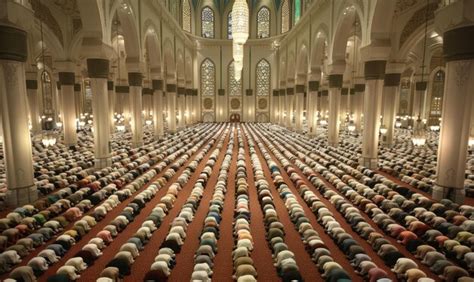 Mosque Interior with Congregation Praying | Premium AI-generated image