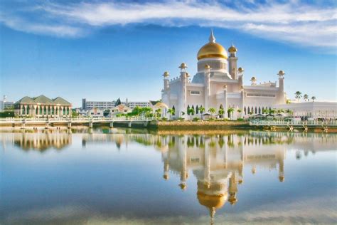 Sultan Omar Ali Saifuddin Mosque, The Most Beautiful Mosque in Asia ...