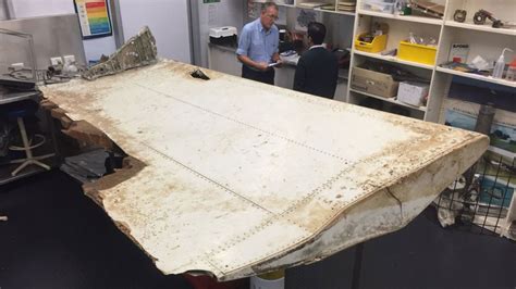 Search for MH370 gives up possible personal items | CNN