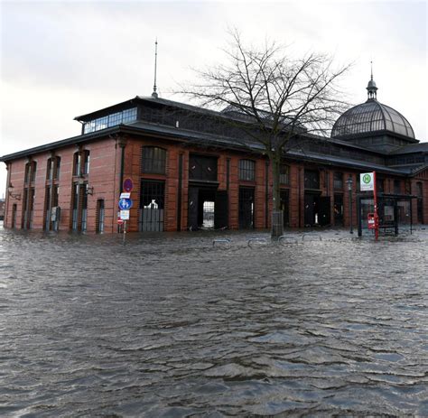 Hochwasser: Orkantief „Sabine“ sorgt für schwere Sturmflut in Hamburg - WELT