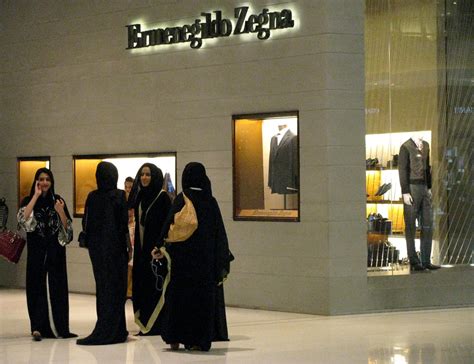 4 (5) local girls go shopping in a Dubai shopping mall | Flickr