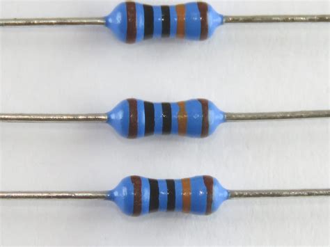 Resistor 100 Ohms Cores