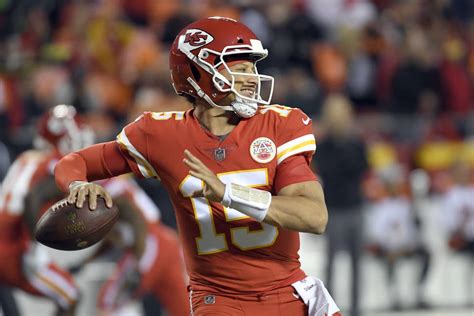 Mahomes throws for 4 TDs as Chiefs roll, 45-10 | Raiders/NFL | Sports