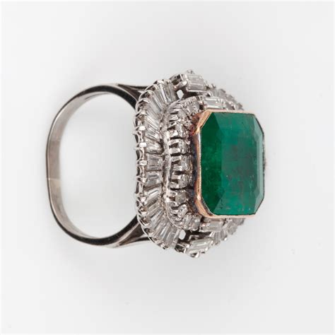 An emerald-cut emerald and baguette-cut diamond ring. - Bukowskis