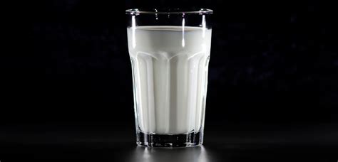 6 Benefits of drinking warm milk before going to bed