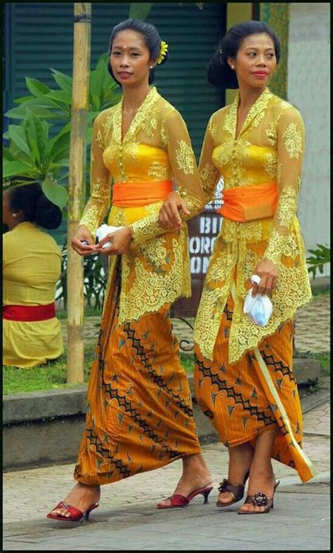 Pin by Linda Gemser on Indonesië | Traditional dresses, Traditional outfits, Costumes around the ...