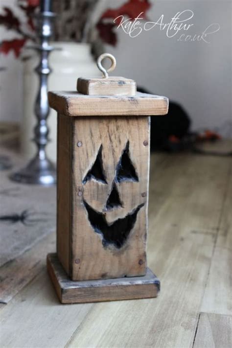 18 Truly Fascinating DIY Halloween Decorations Made Of Reclaimed Wood