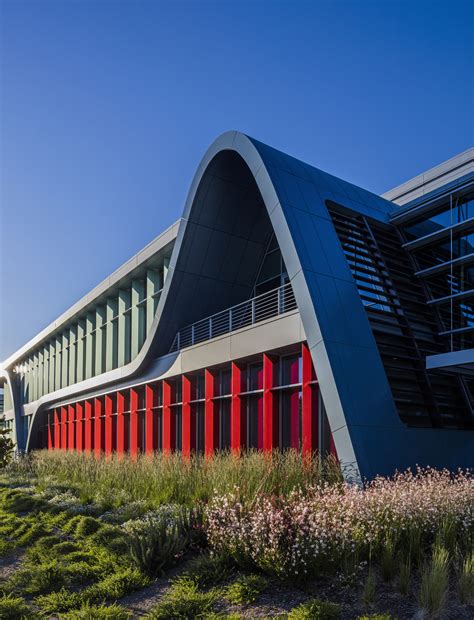 Wavy metal elements front Silicon Valley technology campus by Form4 ...