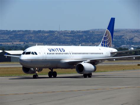 United Airlines Airbus A320 Returns To Mexico City Due To Fuel Pressure Imbalance