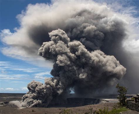 PICTURED: Explosive eruption rocks Hawaii volcano sending ash 30,000ft ...