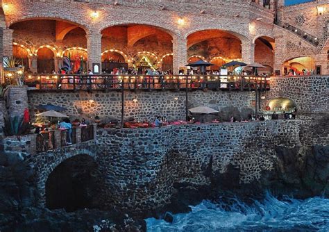 El restaurante de piedra a la orilla del bravo mar de Baja California - México Desconocido