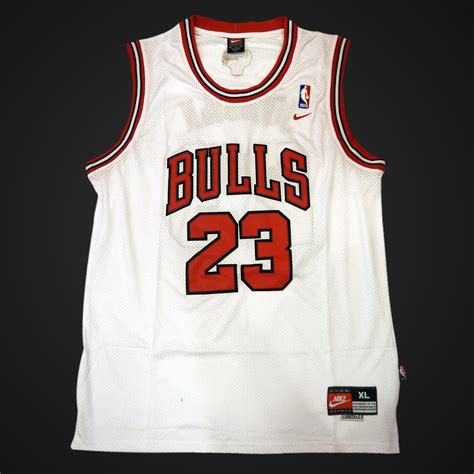 Chicago Bulls // Michael Jordan + Team Signed Chicago Bulls White ...