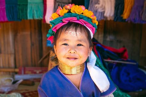 Mujer karen de cuello largo en las aldeas de las tribus de las colinas, provincia de chiang rai ...