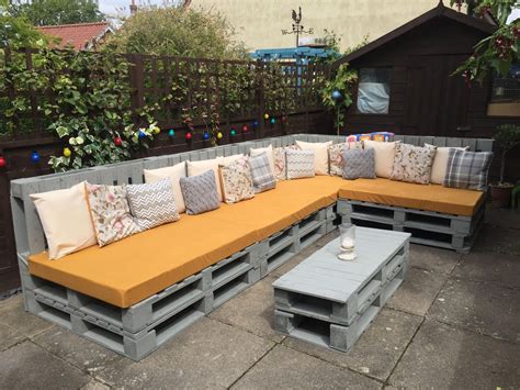 Wood For Pallets | Outdoor Seating Made Out Of Pallets | Garden Corner ...