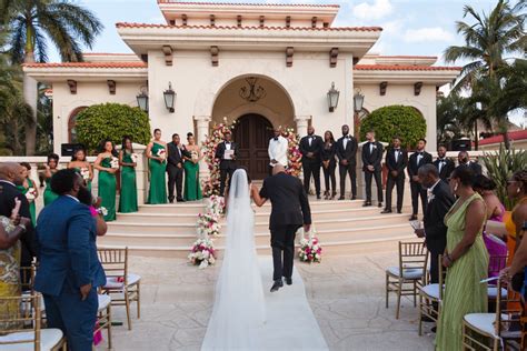 A first look with the groomsmen at this Playa del Carmen wedding