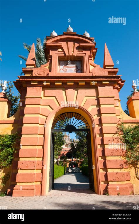 Alcazar Gardens Arch Stock Photo - Alamy