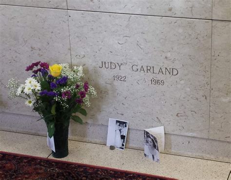 Six Feet Under Hollywood: Judy Garland: The Woman Who Had Two Graves!