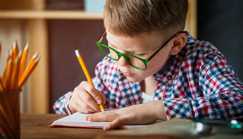 Por que é bom que as crianças aprendam a escrever à mão - Sou Mamãe