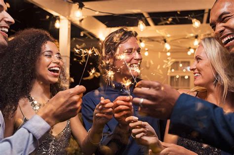 24 New Year's Party Ideas: Tips for celebrating NYE at home | STUWO