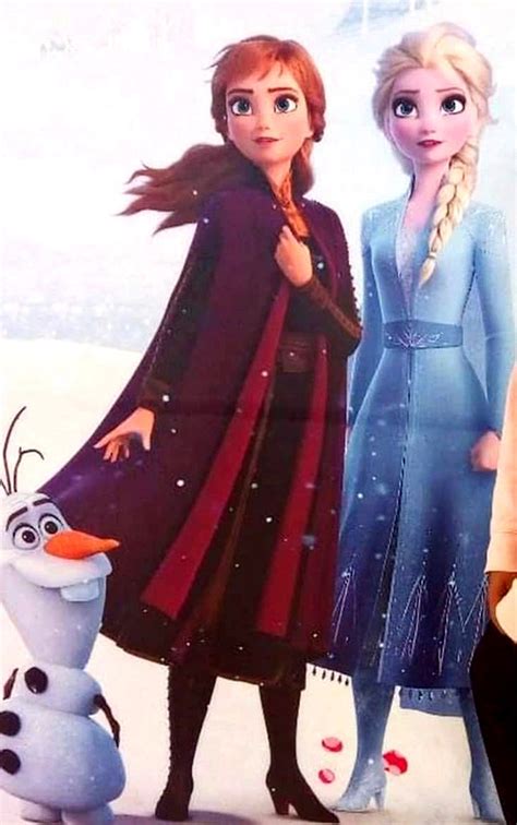 Full body picture of Anna and Elsa from Disney Frozen 2 movie - YouLoveIt.com