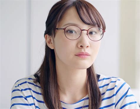 18 Ideal Bangs for Round Faces Wearing Glasses (2024 Trends)