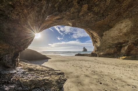 New Zealand, South Island, Tasman, Cave on Wharariki Beach – Stockphoto