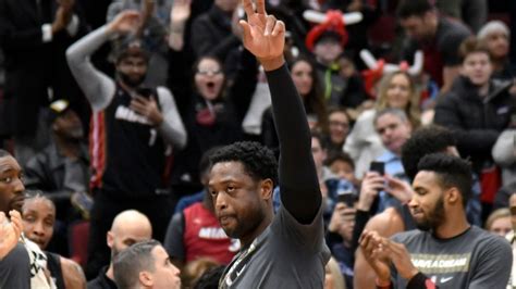 Dwyane Wade gets standing ovation from Bulls fans in Chicago farewell ...