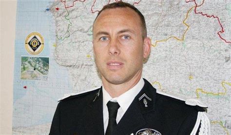 Hero French cop who took place of hostage dies