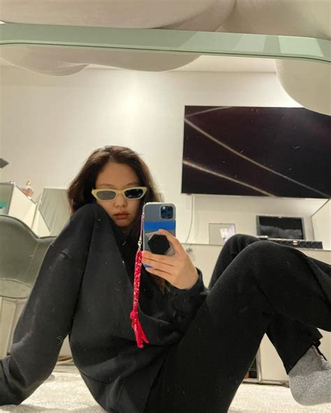 [Photos] BLACKPINK Jennie Looks Stunning in New Mirror Selfie | KpopStarz