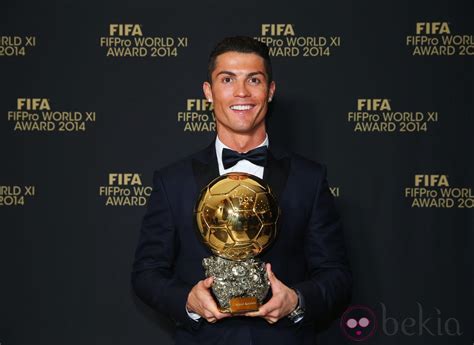 Cristiano Ronaldo posando con su Balón de Oro 2014 - Entrega del Balón de Oro 2014 - Foto en ...