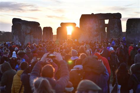 Winter solstice: Thousands descend on Stonehenge for stunning sunrise on shortest day of the ...