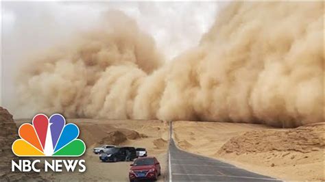 Giant Sandstorm Sweeps Across Northwestern China - YouTube