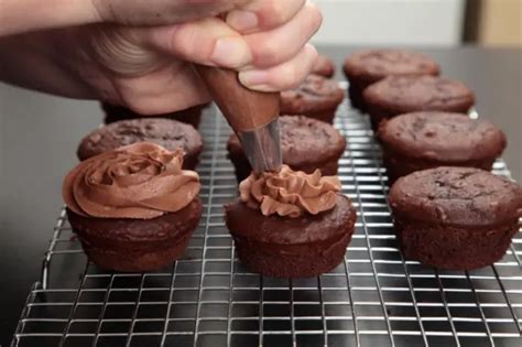 Delicious Chocolate Frosting With Shortening Recipe - Cake Decorist