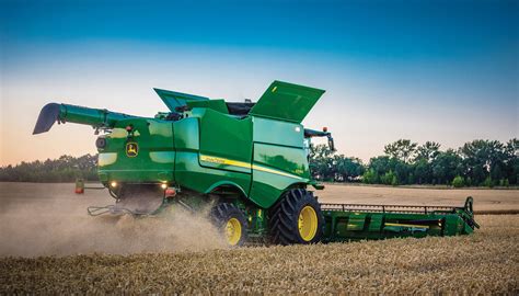 John Deere upgrades its combines | Industrial Vehicle Technology ...