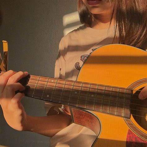 Aesthetic girl playing guitar | Guitar girl, Guitar, Playing guitar